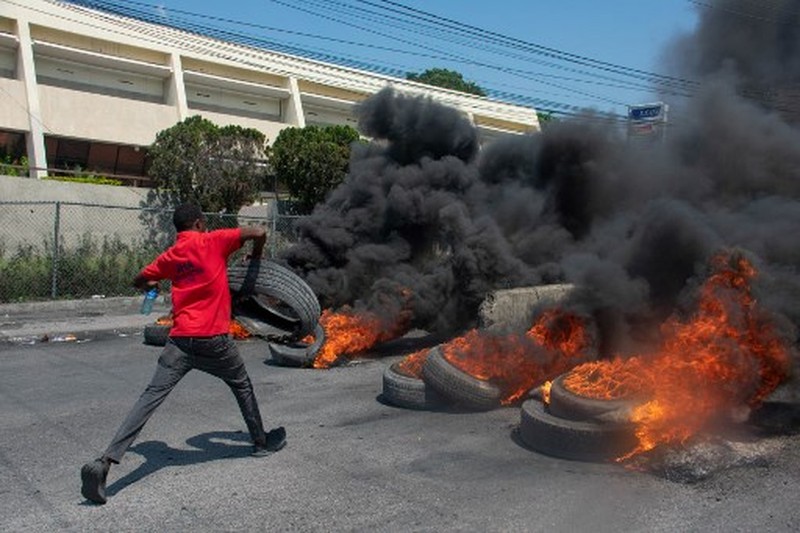 Warga membakar di sepanjang jalan setelah Perdana Menteri Haiti Ariel Henry berjanji untuk mundur setelah berbulan-bulan meningkatnya kekerasan geng, di Port-au-Prince, Haiti 12 Maret 2024. (Photo by Clarens SIFFROY / AFP) Warga membakar di sepanjang jalan setelah Perdana Menteri Haiti Ariel Henry berjanji untuk mundur setelah berbulan-bulan meningkatnya kekerasan geng, di Port-au-Prince, Haiti 12 Maret 2024. (Photo by Clarens SIFFROY / AFP)