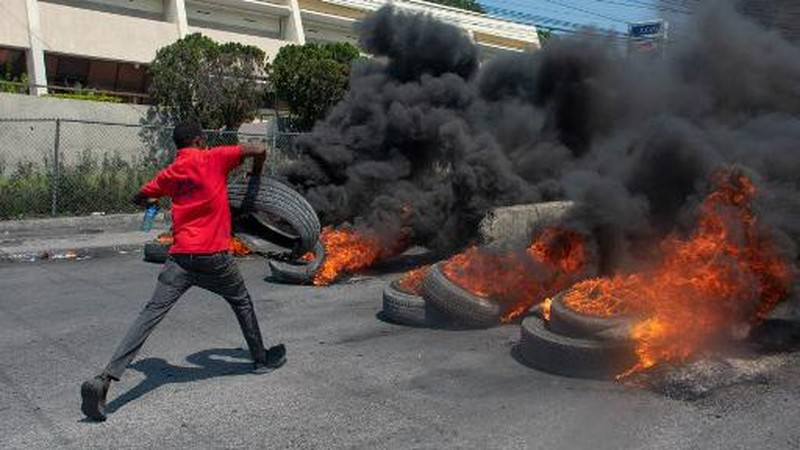 Warga membakar di sepanjang jalan setelah Perdana Menteri Haiti Ariel Henry berjanji untuk mundur setelah berbulan-bulan meningkatnya kekerasan geng, di Port-au-Prince, Haiti 12 Maret 2024. (Photo by Clarens SIFFROY / AFP)