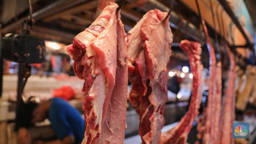 Warga membeli daging sapi di Pasar Senen, Jakarta, Rabu (13/3/2024). Memasuki bulan Ramadan harga daging sapi di Pasar Senen tembus mencapai Rp140.000 per kilogram dari harga sebelumnya Rp125.000. (²©²ÊÍøÕ¾/Faisal Rahman)