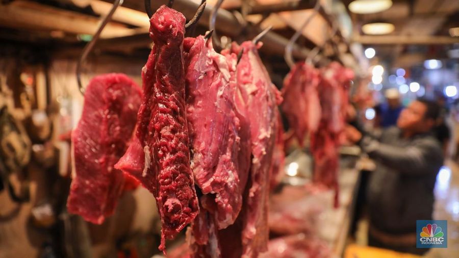 Warga membeli daging sapi di Pasar Senen, Jakarta, Rabu (13/3/2024). Memasuki bulan Ramadan harga daging sapi di Pasar Senen tembus mencapai Rp140.000 per kilogram dari harga sebelumnya Rp125.000. (²©²ÊÍøÕ¾/Faisal Rahman)