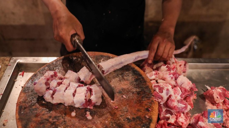 Warga membeli daging sapi di Pasar Senen, Jakarta, Rabu (13/3/2024). Memasuki bulan Ramadan harga daging sapi di Pasar Senen tembus mencapai Rp140.000 per kilogram dari harga sebelumnya Rp125.000. (CNBC Indonesia/Faisal Rahman)