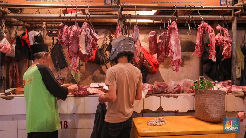Warga membeli daging sapi di Pasar Senen, Jakarta, Rabu (13/3/2024). Memasuki bulan Ramadan harga daging sapi di Pasar Senen tembus mencapai Rp140.000 per kilogram dari harga sebelumnya Rp125.000. (CNBC Indonesia/Faisal Rahman)