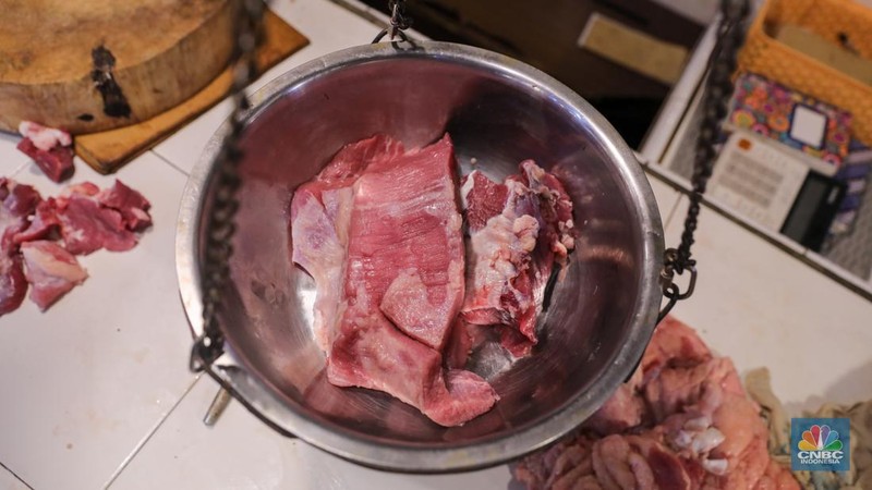 Warga membeli daging sapi di Pasar Senen, Jakarta, Rabu (13/3/2024). Memasuki bulan Ramadan harga daging sapi di Pasar Senen tembus mencapai Rp140.000 per kilogram dari harga sebelumnya Rp125.000. (CNBC Indonesia/Faisal Rahman)