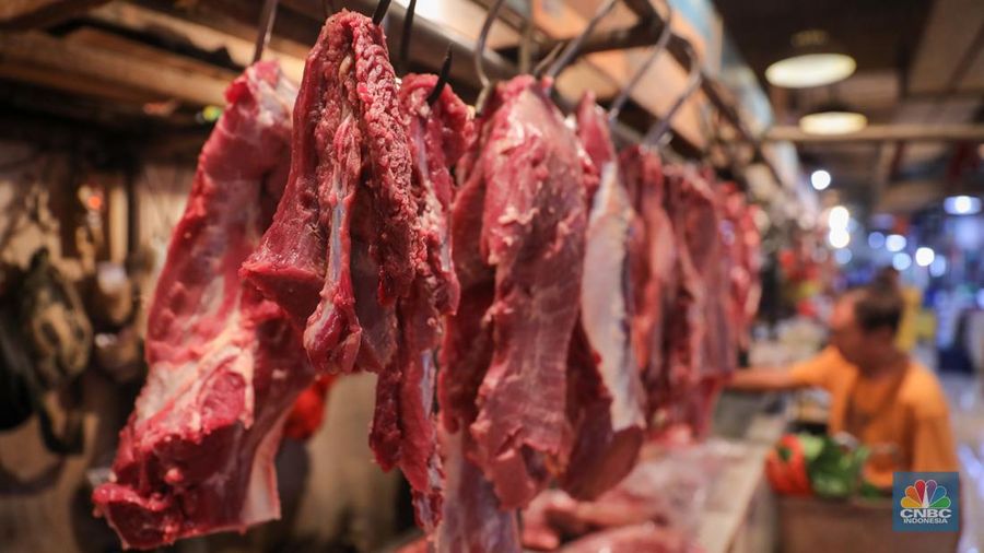 Warga membeli daging sapi di Pasar Senen, Jakarta, Rabu (13/3/2024). Memasuki bulan Ramadan harga daging sapi di Pasar Senen tembus mencapai Rp140.000 per kilogram dari harga sebelumnya Rp125.000. (²©²ÊÍøÕ¾/Faisal Rahman)