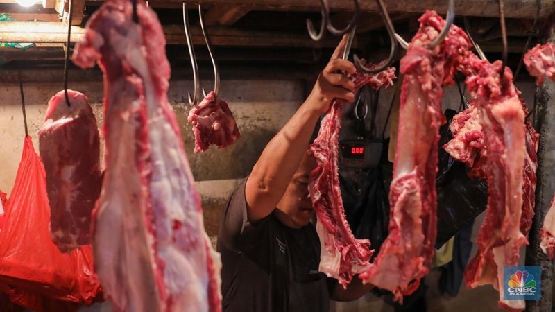 Warga membeli daging sapi di Pasar Senen, Jakarta, Rabu (13/3/2024). Memasuki bulan Ramadan harga daging sapi di Pasar Senen tembus mencapai Rp140.000 per kilogram dari harga sebelumnya Rp125.000. (CNBC Indonesia/Faisal Rahman)