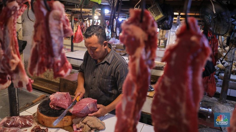 Warga membeli daging sapi di Pasar Senen, Jakarta, Rabu (13/3/2024). Memasuki bulan Ramadan harga daging sapi di Pasar Senen tembus mencapai Rp140.000 per kilogram dari harga sebelumnya Rp125.000. (CNBC Indonesia/Faisal Rahman)