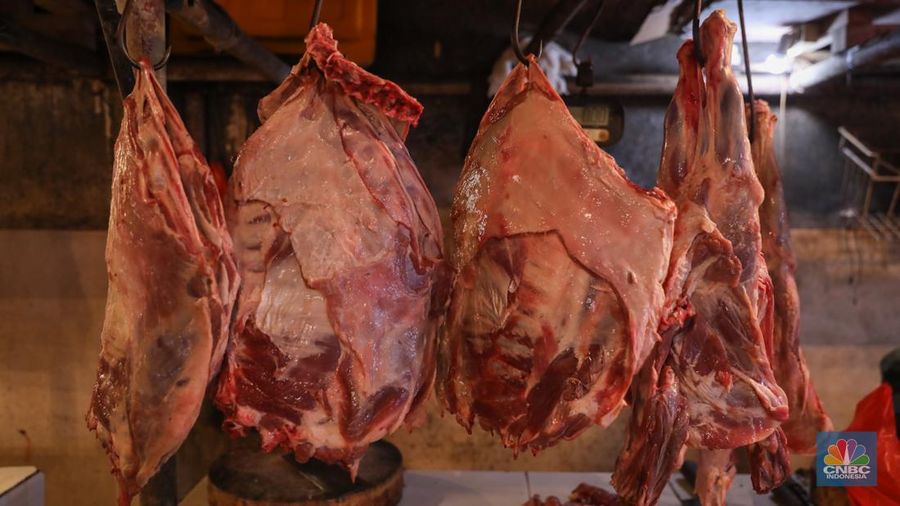 Warga membeli daging sapi di Pasar Senen, Jakarta, Rabu (13/3/2024). Memasuki bulan Ramadan harga daging sapi di Pasar Senen tembus mencapai Rp140.000 per kilogram dari harga sebelumnya Rp125.000. (CNBC Indonesia/Faisal Rahman)