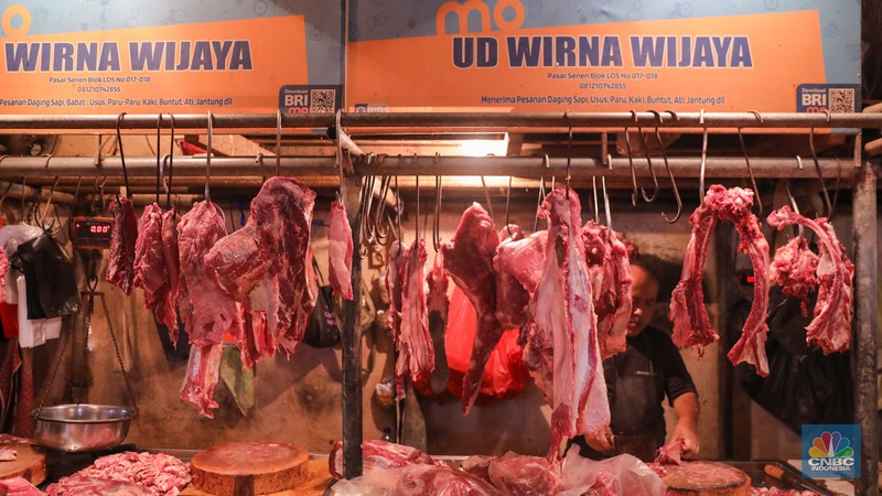 Warga membeli daging sapi di Pasar Senen, Jakarta, Rabu (13/3/2024). Memasuki bulan Ramadan harga daging sapi di Pasar Senen tembus mencapai Rp140.000 per kilogram dari harga sebelumnya Rp125.000. (CNBC Indonesia/Faisal Rahman) Warga membeli daging sapi di Pasar Senen, Jakarta, Rabu (13/3/2024). Memasuki bulan Ramadan harga daging sapi di Pasar Senen tembus mencapai Rp140.000 per kilogram dari harga sebelumnya Rp125.000. (CNBC Indonesia/Faisal Rahman)