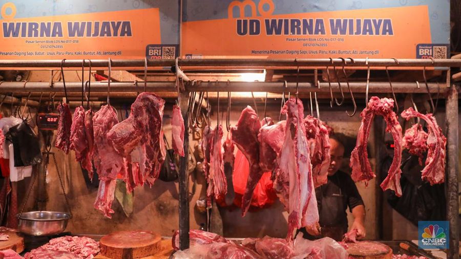 Warga membeli daging sapi di Pasar Senen, Jakarta, Rabu (13/3/2024). Memasuki bulan Ramadan harga daging sapi di Pasar Senen tembus mencapai Rp140.000 per kilogram dari harga sebelumnya Rp125.000. (CNBC Indonesia/Faisal Rahman)