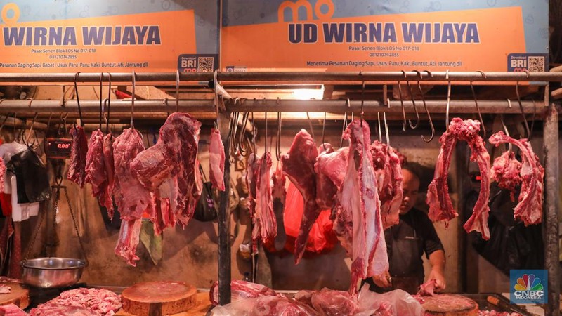 Warga membeli daging sapi di Pasar Senen, Jakarta, Rabu (13/3/2024). Memasuki bulan Ramadan harga daging sapi di Pasar Senen tembus mencapai Rp140.000 per kilogram dari harga sebelumnya Rp125.000. (CNBC Indonesia/Faisal Rahman)