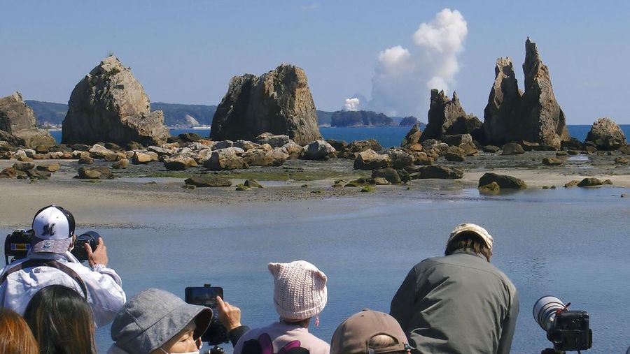 Roket Kairos kecil berbahan bakar padat milik Space One Jepang meledak tak lama setelah diluncurkan pada Rabu (13/3/2024). (via REUTERS/KYODO)
