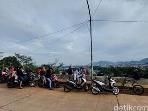 Bentang Alam dan Kereta Cepat Jadi Pendamping di Kala Ngabuburit