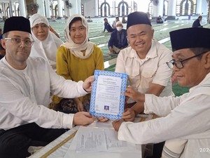 Alhamdulillah, Bule Australia Baca Syahadat di Masjid Al-Akbar Awal Ramadan