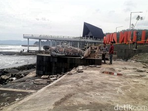 Alun-alun Gadobangkong Palabuhanratu Rusak Dihantam Gelombang Pasang