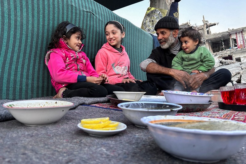 Seorang pria Palestina bersiap untuk berbuka puasa selama bulan suci Ramadhan, saat konflik antara Israel dan Hamas berlanjut, di Rafah, di selatan Jalur Gaza 13 Maret 2024. (REUTERS/Mohammed Salem)