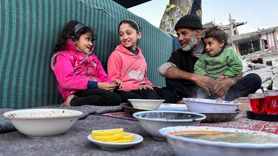 Seorang pria Palestina bersiap untuk berbuka puasa selama bulan suci Ramadhan, saat konflik antara Israel dan Hamas berlanjut, di Rafah, di selatan Jalur Gaza 13 Maret 2024. (REUTERS/Mohammed Salem)