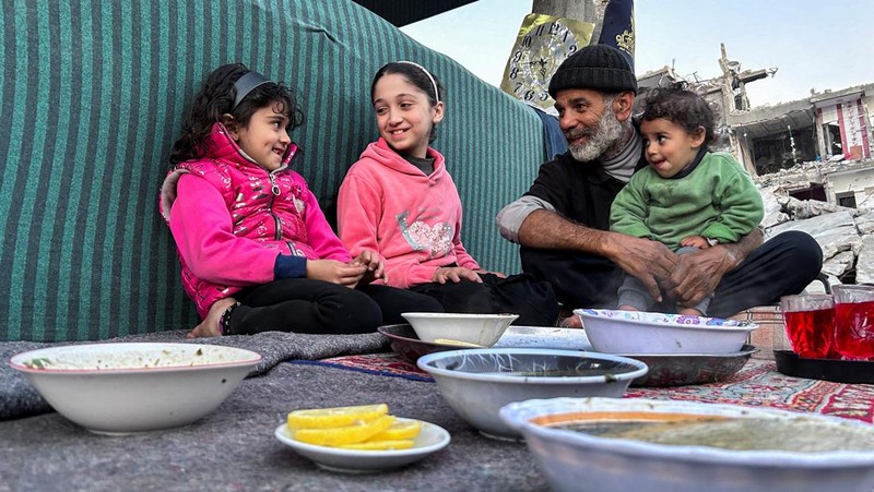 Seorang pria Palestina bersiap untuk berbuka puasa selama bulan suci Ramadhan, saat konflik antara Israel dan Hamas berlanjut, di Rafah, di selatan Jalur Gaza 13 Maret 2024. (REUTERS/Mohammed Salem)