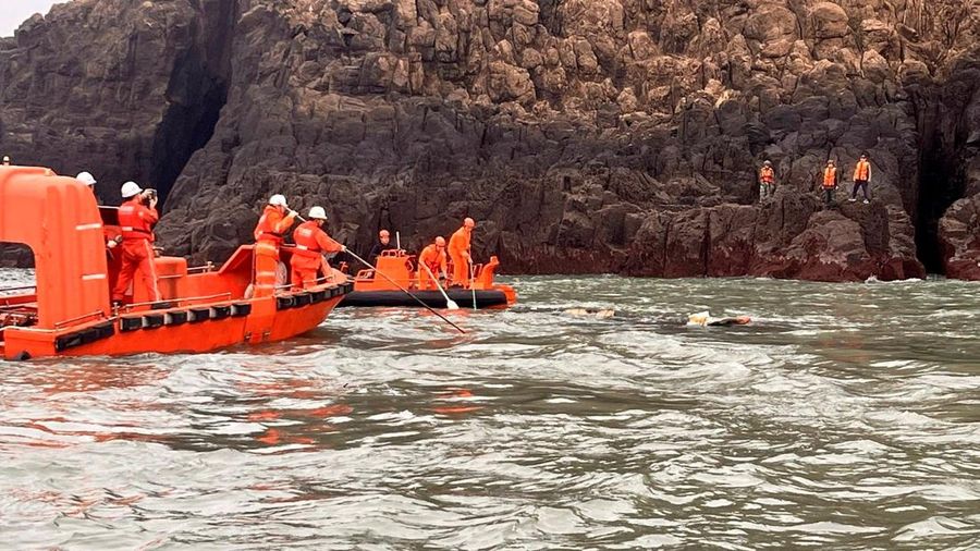 Anggota penjaga pantai Taiwan bekerja selama operasi penyelamatan setelah kapal nelayan Tiongkok terbalik di dekat kepulauan Kinmen yang dikuasai Taiwan, di lepas pantai Pulau Dongding, Kabupaten Kinmen, Taiwan, dalam gambar selebaran yang dirilis pada 14 Maret 2024. (Taiwan Coast Guard/Handout via REUTERS)