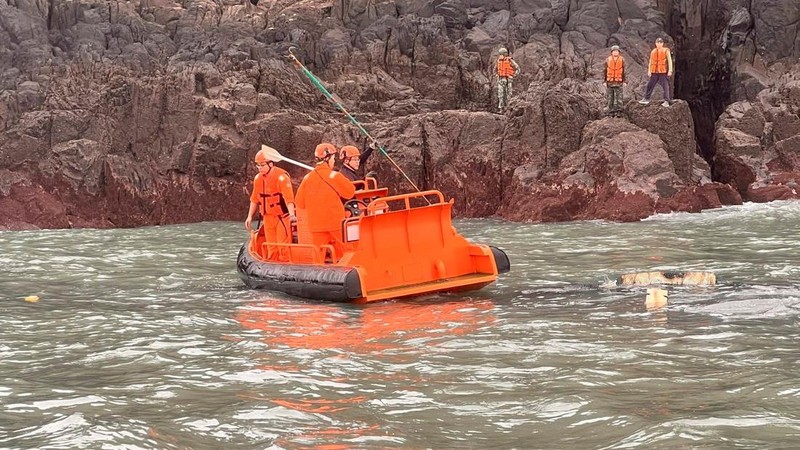 Anggota penjaga pantai Taiwan bekerja selama operasi penyelamatan setelah kapal nelayan Tiongkok terbalik di dekat kepulauan Kinmen yang dikuasai Taiwan, di lepas pantai Pulau Dongding, Kabupaten Kinmen, Taiwan, dalam gambar selebaran yang dirilis pada 14 Maret 2024. (Taiwan Coast Guard/Handout via REUTERS)