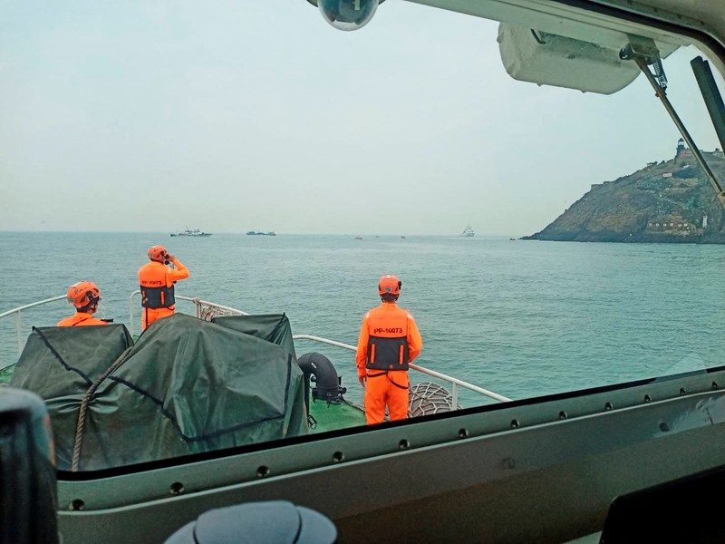 Anggota penjaga pantai Taiwan bekerja selama operasi penyelamatan setelah kapal nelayan Tiongkok terbalik di dekat kepulauan Kinmen yang dikuasai Taiwan, di lepas pantai Pulau Dongding, Kabupaten Kinmen, Taiwan, dalam gambar selebaran yang dirilis pada 14 Maret 2024. (Taiwan Coast Guard/Handout via REUTERS)