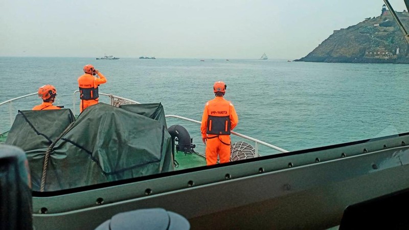 Anggota penjaga pantai Taiwan bekerja selama operasi penyelamatan setelah kapal nelayan Tiongkok terbalik di dekat kepulauan Kinmen yang dikuasai Taiwan, di lepas pantai Pulau Dongding, Kabupaten Kinmen, Taiwan, dalam gambar selebaran yang dirilis pada 14 Maret 2024. (Taiwan Coast Guard/Handout via REUTERS)
