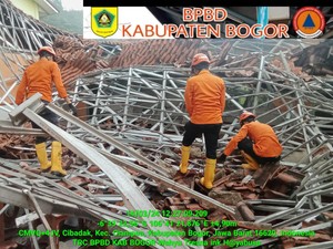 Atap Bangunan SMA di Ciampea Bogor Ambruk, 8 Siswa Terluka