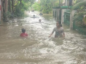 Hujan Deras-Tanggul Sungai Dombo Jebol, 6 Kecamatan di Demak Tergenang