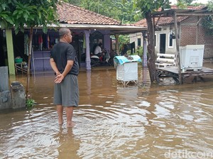 Cerita Paniknya Warga Indramayu Kebanjiran Saat Sahur