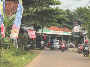 Desa Sasak Panjang, Kembangkan Perekonomian dengan Onderdil Motor & Tanaman Hias