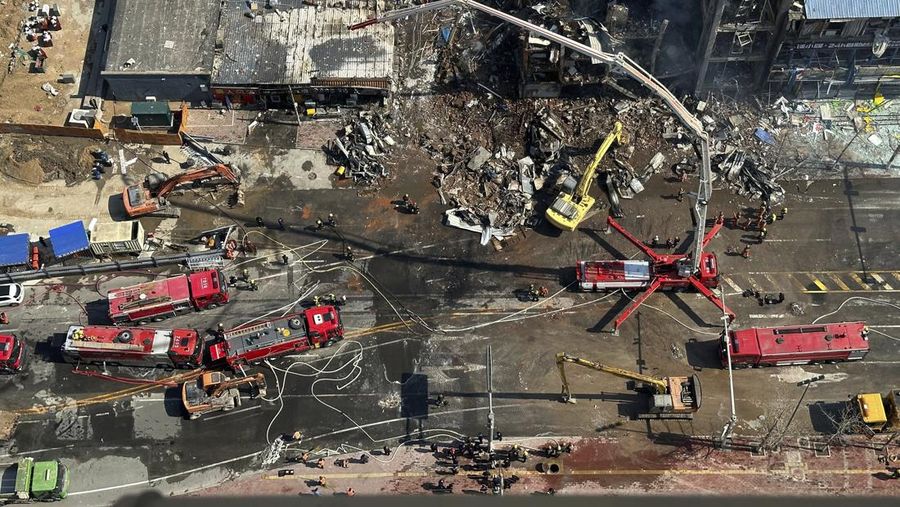 Dugaan kebocoran gas menyebabkan ledakan di sebuah restoran di Hebei, provinsi di bagian utara China. (AP Photo/Ng Han Guan)