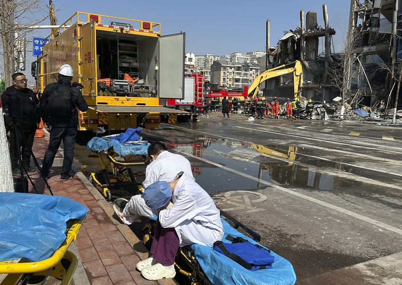 Dugaan kebocoran gas menyebabkan ledakan di sebuah restoran di Hebei, provinsi di bagian utara China. (AP Photo/Ng Han Guan) Dugaan kebocoran gas menyebabkan ledakan di sebuah restoran di Hebei, provinsi di bagian utara China. (AP Photo/Ng Han Guan)