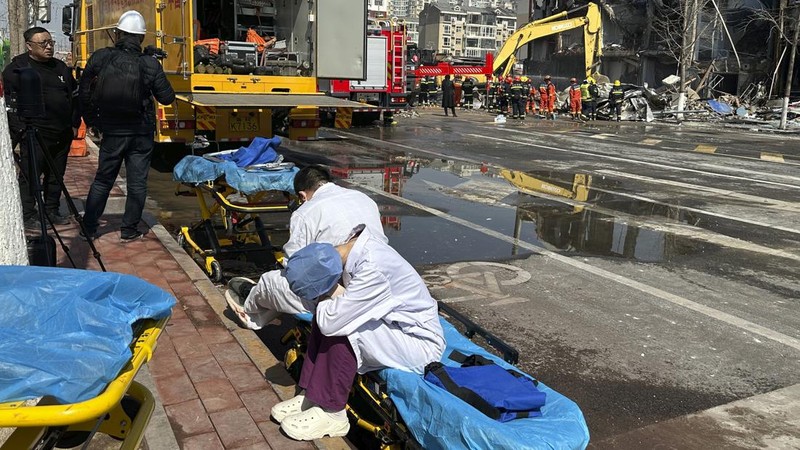 Dugaan kebocoran gas menyebabkan ledakan di sebuah restoran di Hebei, provinsi di bagian utara China. (AP Photo/Ng Han Guan)