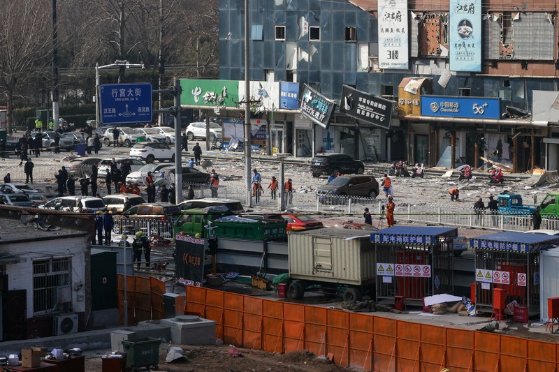 Dugaan kebocoran gas menyebabkan ledakan di sebuah restoran di Hebei, provinsi di bagian utara China. (AP Photo/Ng Han Guan) Dugaan kebocoran gas menyebabkan ledakan di sebuah restoran di Hebei, provinsi di bagian utara China. (AP Photo/Ng Han Guan)