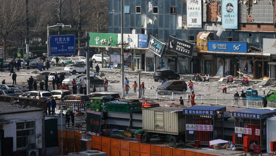 Dugaan kebocoran gas menyebabkan ledakan di sebuah restoran di Hebei, provinsi di bagian utara China. (AP Photo/Ng Han Guan)