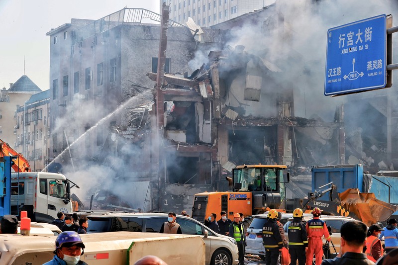 Dugaan kebocoran gas menyebabkan ledakan di sebuah restoran di Hebei, provinsi di bagian utara China. (AP Photo/Ng Han Guan) Dugaan kebocoran gas menyebabkan ledakan di sebuah restoran di Hebei, provinsi di bagian utara China. (AP Photo/Ng Han Guan)