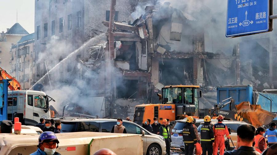 Dugaan kebocoran gas menyebabkan ledakan di sebuah restoran di Hebei, provinsi di bagian utara China. (AP Photo/Ng Han Guan)