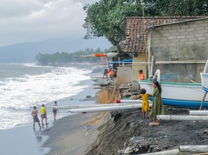 Belasan Rumah Terdampak Abrasi Pantai di Mataram, 30 KK Terpaksa Mengungsi
