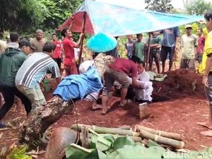 Ibu-Anak Korban Banjir Bandang Pekalongan Dimakamkan Berdampingan
