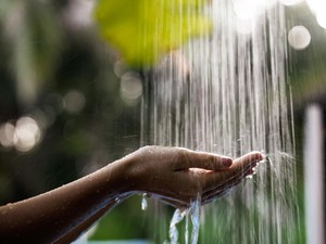 Lebih Baik Mandi Air Dingin atau Air Hangat? Ini Jawaban Berdasarkan Manfaatnya