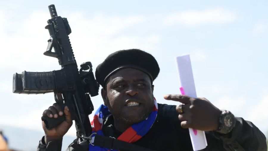 Jimmy Cherizier alias 'Barbecue' adalah pemimpin geng 'Keluarga G9' di Haiti. (Matias Delacroix/AP)