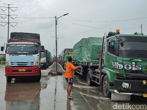 Pantura Semarang Lumpuh Imbas Banjir Kaligawe, Kendaraan 3 Jam Tak Gerak