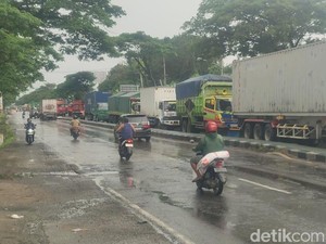 Curhat Sopir Terjebak Macet Pantura Demak Imbas Banjir: Tak Sahur-Rugi Solar