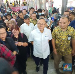 Mendag Zulhas Diteriaki Pengunjung Saat Sidak di Pasar Tanah Abang