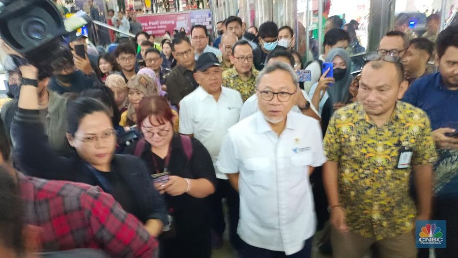 Mendag Zulhas melakukan sidak ke Pasar Tanah Abang, Jakarta Pusat. (CNBC Indonesia/ Martyasari Rizky)