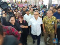 Mendag Zulhas Diteriaki Pengunjung Saat Sidak di Pasar Tanah Abang