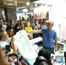 Sidak ke Pasar Tanah Abang, Mendag Zulhas Tiba-Tiba Beli 2 Baju 'PAN'