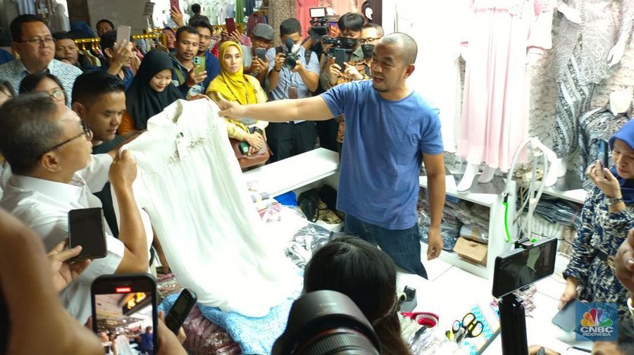 Mendag Zulhas melakukan sidak ke Pasar Tanah Abang, Jakarta Pusat. (CNBC Indonesia/ Martyasari Rizky)