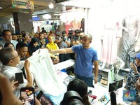 Sidak ke Pasar Tanah Abang, Mendag Zulhas Tiba-Tiba Beli 2 Baju 'PAN'