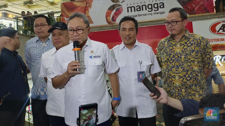 Mendag Zulhas melakukan sidak ke Pasar Tanah Abang, Jakarta Pusat. (CNBC Indonesia/ Martyasari Rizky)