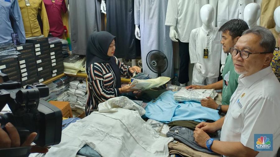 Mendag Zulhas melakukan sidak ke Pasar Tanah Abang, Jakarta Pusat. (CNBC Indonesia/ Martyasari Rizky)